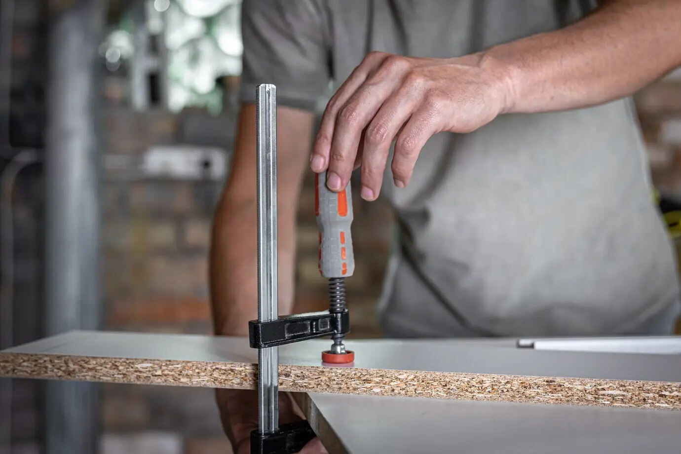 Schreinerwerkzeug, Schreinerzwinge, Konzept für Bau oder Schreinerei.