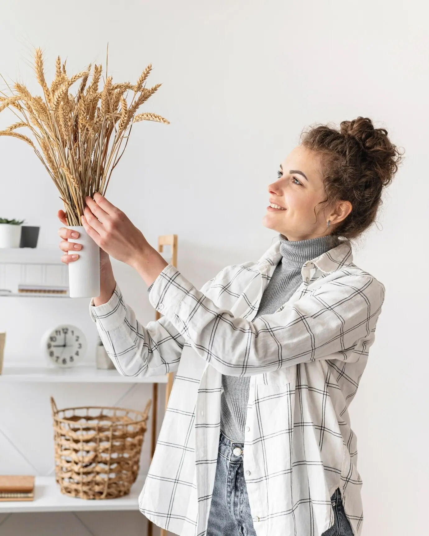 Halbnahe Aufnahme einer lächelnden Frau, die Pflanzen hält